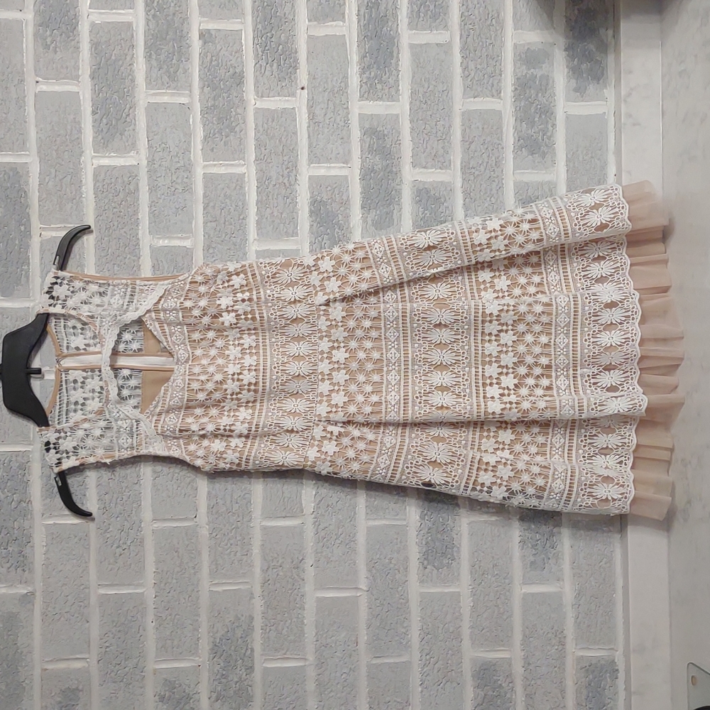 FREE w/ Bundle Francesca's Tan Dress White Lace Overlay & Cutout Chest Small - Picture 14 of 15